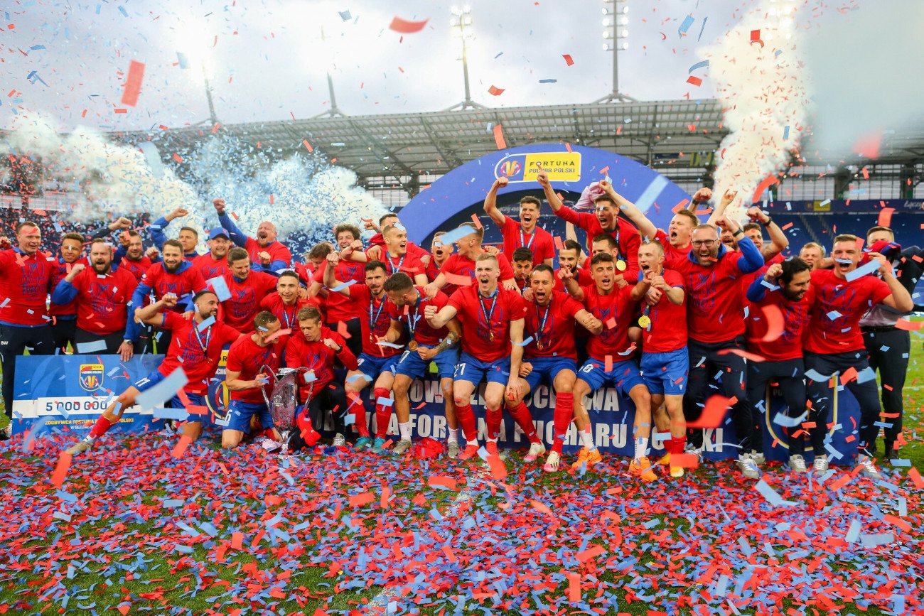 Raków Częstochowa będzie bronił zdobytego przed rokiem trofeum. Wicemistrzowie Polski zmierzą się z Lechem Poznań.