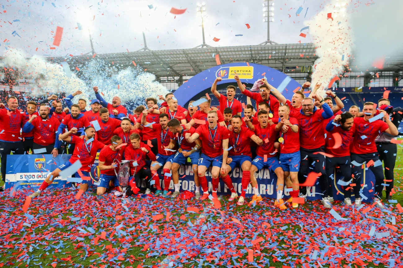 Raków Częstochowa będzie bronił zdobytego przed rokiem trofeum. Wicemistrzowie Polski zmierzą się z Lechem Poznań.