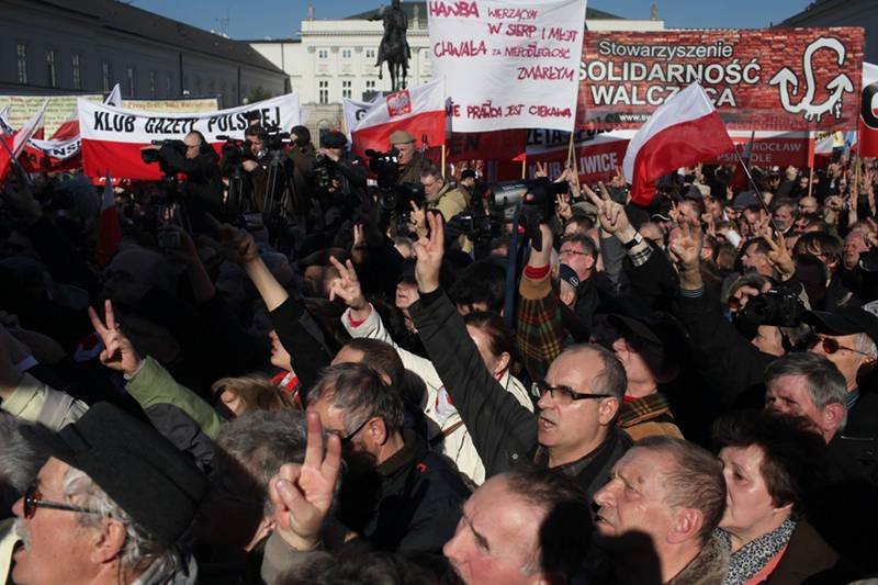 Obchody drugiej rocznicy katastrofy smoleńskiej na Krakowskim Przedmieściu