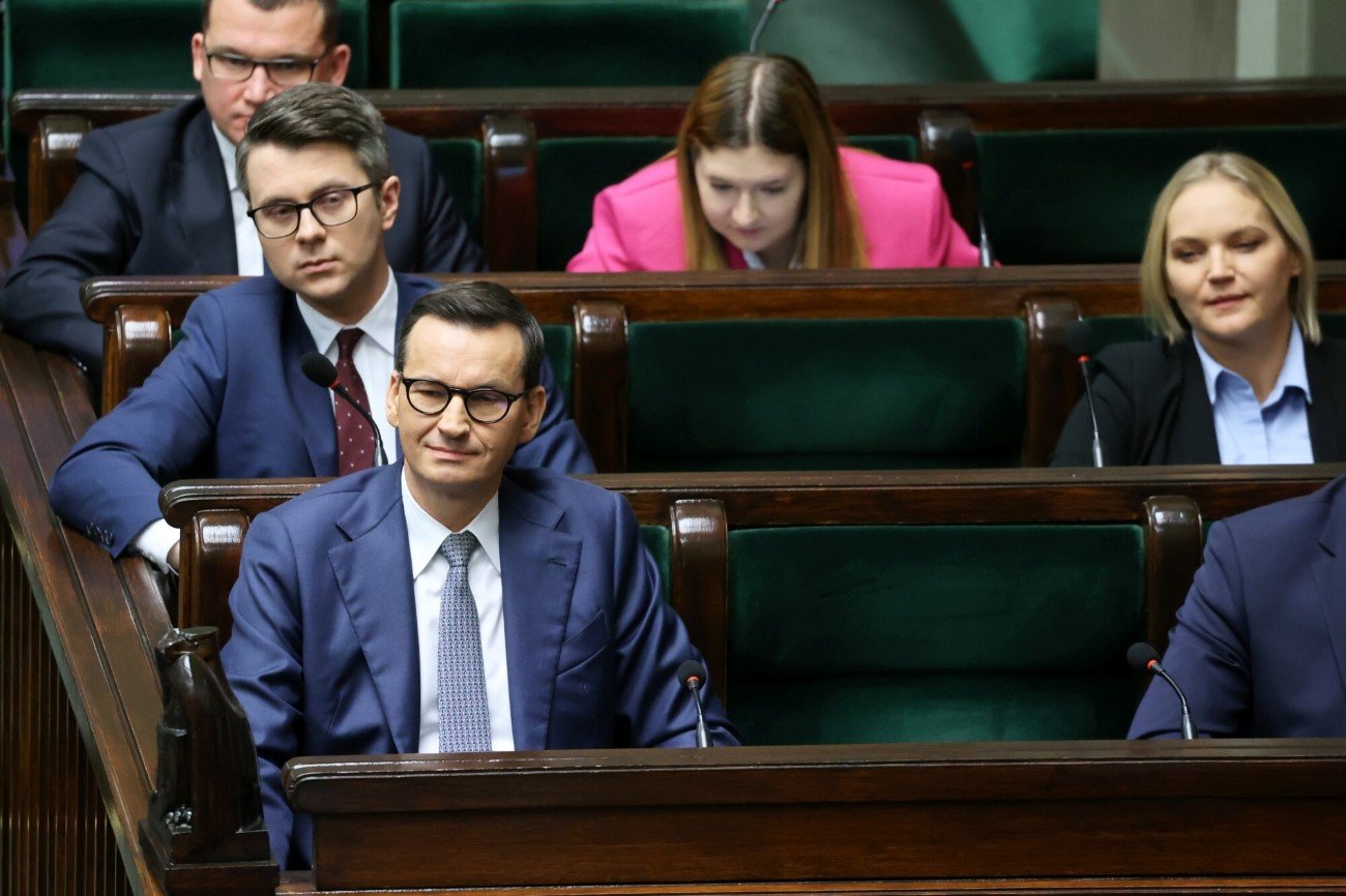 Premier Mateusz Morawiecki w ławach rządowych. Z tyłu, na skos, w czarnym żakiecie, nowa minister kultury Dominika Chorosińska. Wcześniej usiadła obok szefa rządu, ale została przesadzona. Premier Mateusz Morawiecki w ławach rządowych. Z tyłu, na skos, w czarnym żakiecie, nowa minister kultury Dominika Chorosińska. Wcześniej usiadła obok szefa rządu, ale została przesadzona.