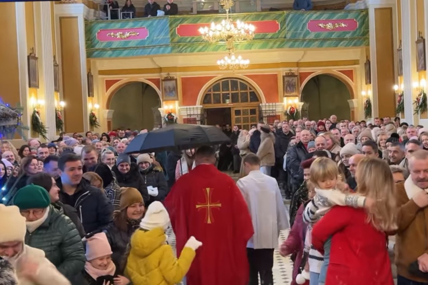 Ksiądz chodził po kościele z parasolką.