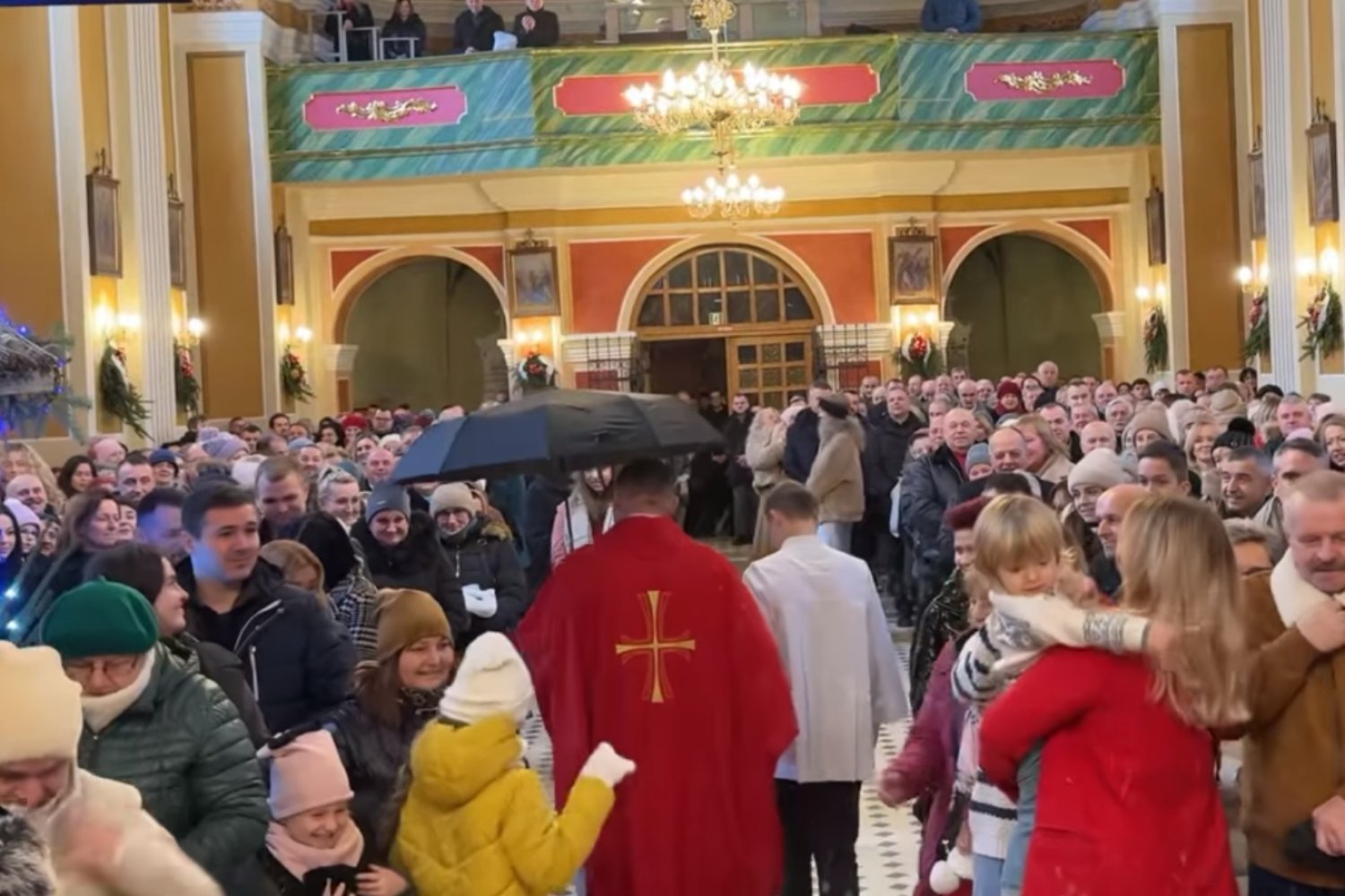 Ksiądz chodził po kościele z parasolką.