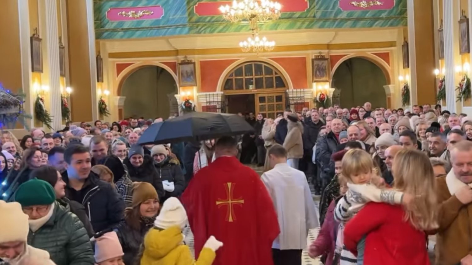Ksiądz chodził po kościele z parasolką. Miła ku temu powód. Ksiądz chodził po kościele z parasolką.
