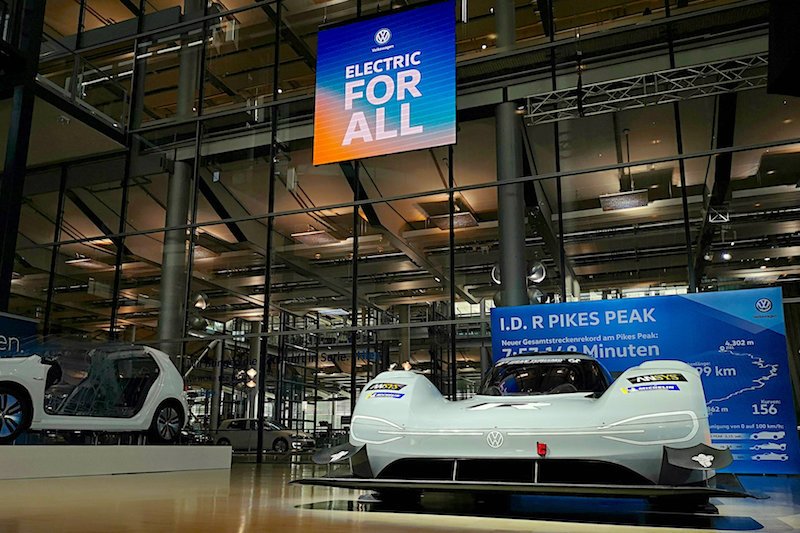 W Dreźnie wita mnie elektryczny Volkswagen, który pobił rekord przejazdu na Pikes Peak