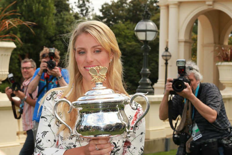 Trofeum Angelique Kerber z Australian Open utknęło przez polskie służby celne.