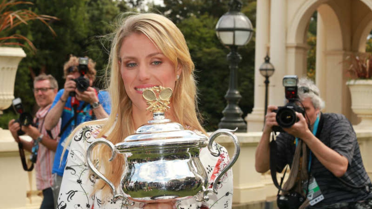 Trofeum Angelique Kerber z Australian Open utknęło przez polskie służby celne.