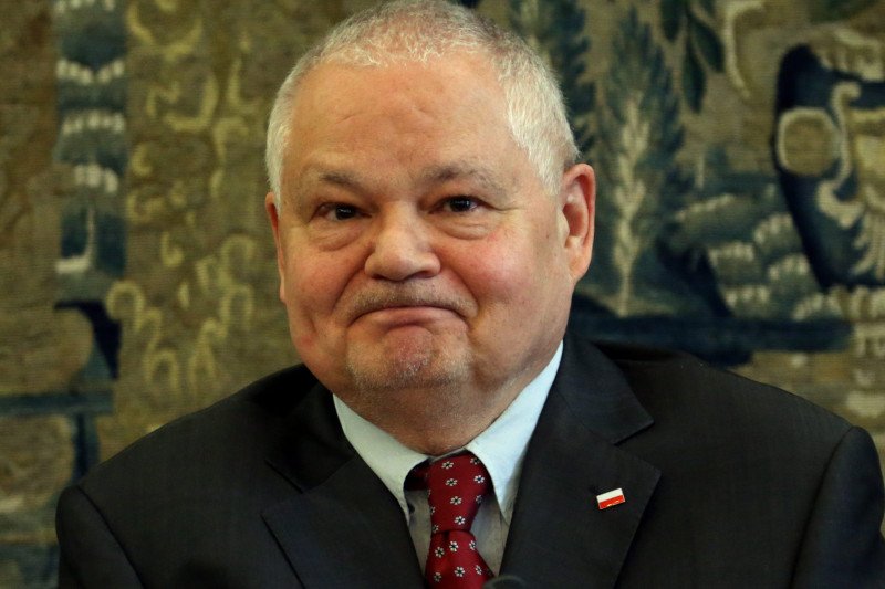 Prezes NBP Adam Glapiński trafił na czołówki gazet w związku z zarobkami niektórych pracowników NBP.