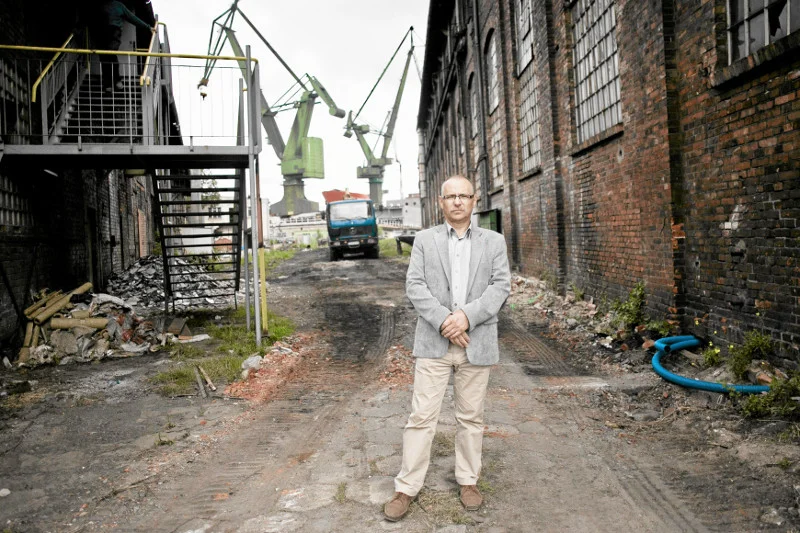 Jerzy Borowczak na terenie współczesnej Stoczni Gdańskiej