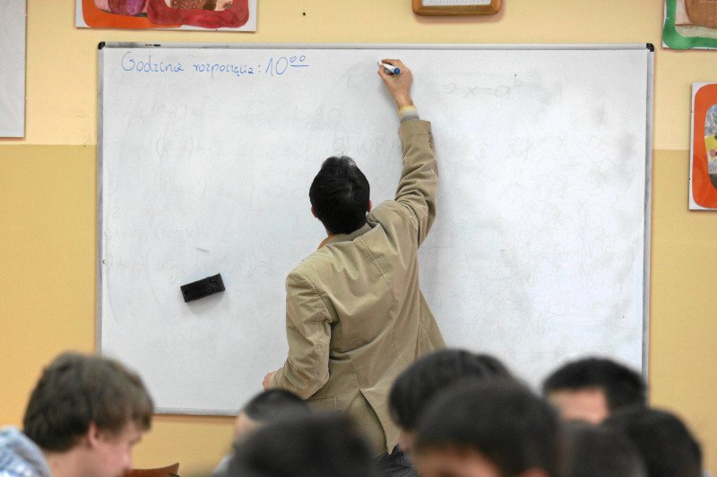 "Ocena celująca za kilka SMS-ów". Tak pewien pedagog walczy o tytuł "Nauczyciela na medal" – pisze mama uczennicy z województwa zachodniopomorskiego. Zdjęcie poglądowe.