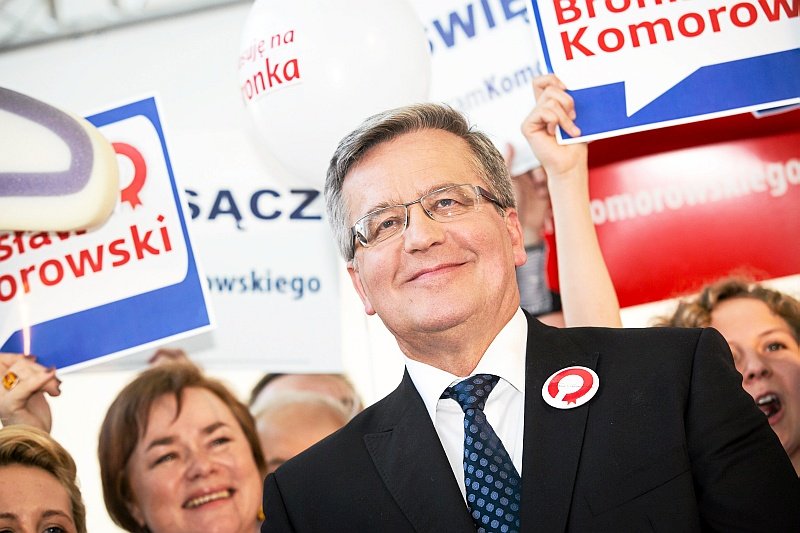 Bronisław Komorowski odrabia straty po pierwszej turze. Gdyby wybory odbył się dziś, wygrałby je z nieznaczną przewagą nad Andrzejem Dudą.