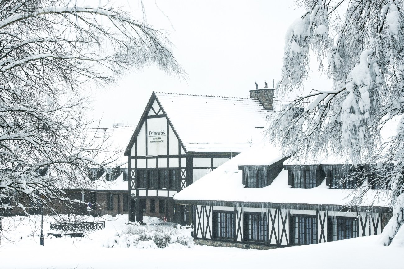 Na krótki zimowy wypad warto udać się tam, gdzie będziemy mogli się wyciszyć, a także uwolnić od stresu, pośpiechu i ciągłego napięcia. Taką enklawą może być pięciogwiazdkowy Hotel SPA Dr Irena Eris Wzgórza Dylewskie, który ma bogatą ofertę dla rodzin