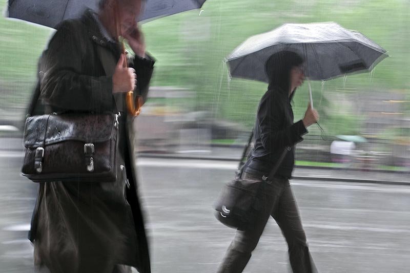 Korzystanie z komórki w czasie burzy musi skończyć się tragedią?