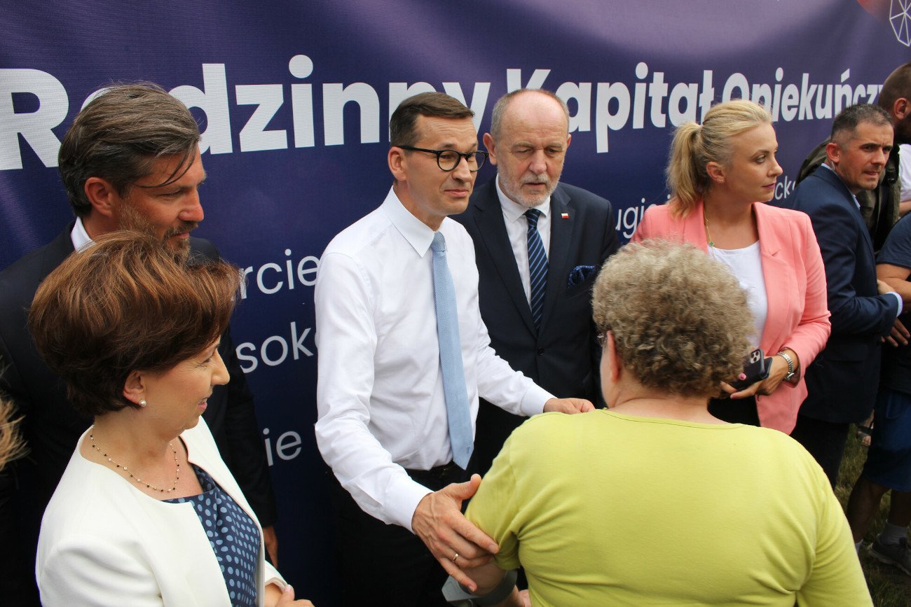 Premier Mateusz Morawiecki podczas pikniku Rodzinny Kapitał Opiekuńczy w Kaliszu. Program wchodzi w życie od 2022 roku.