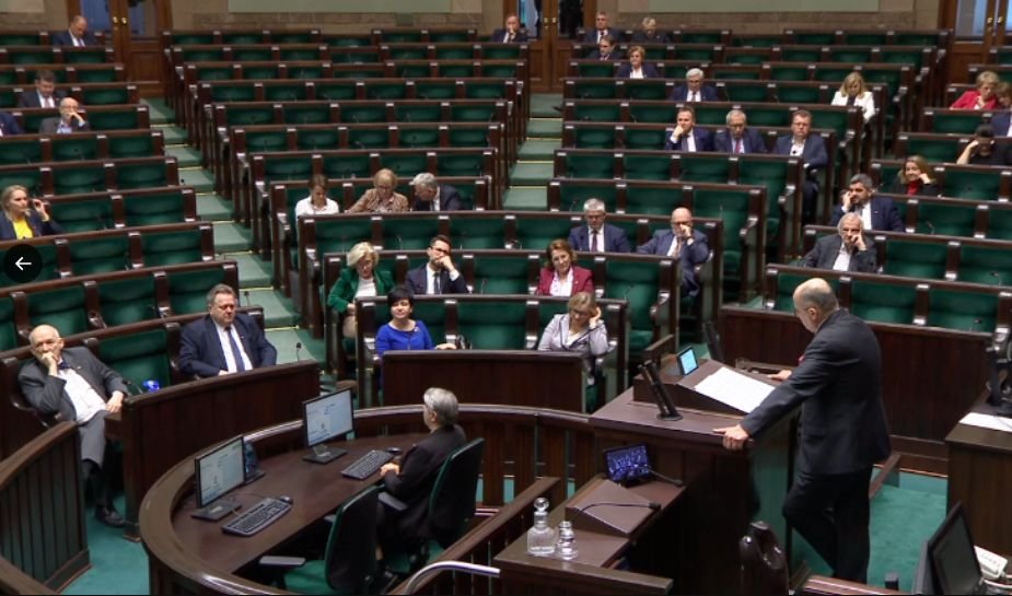 Około 400 posłów nie pojawiło się na posiedzeniu Sejmu.