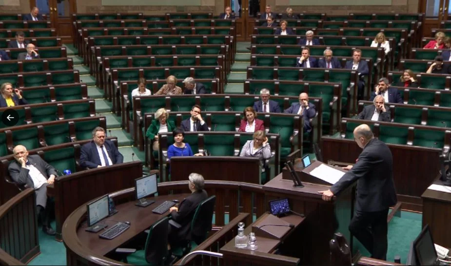 Około 400 posłów nie pojawiło się na posiedzeniu Sejmu.