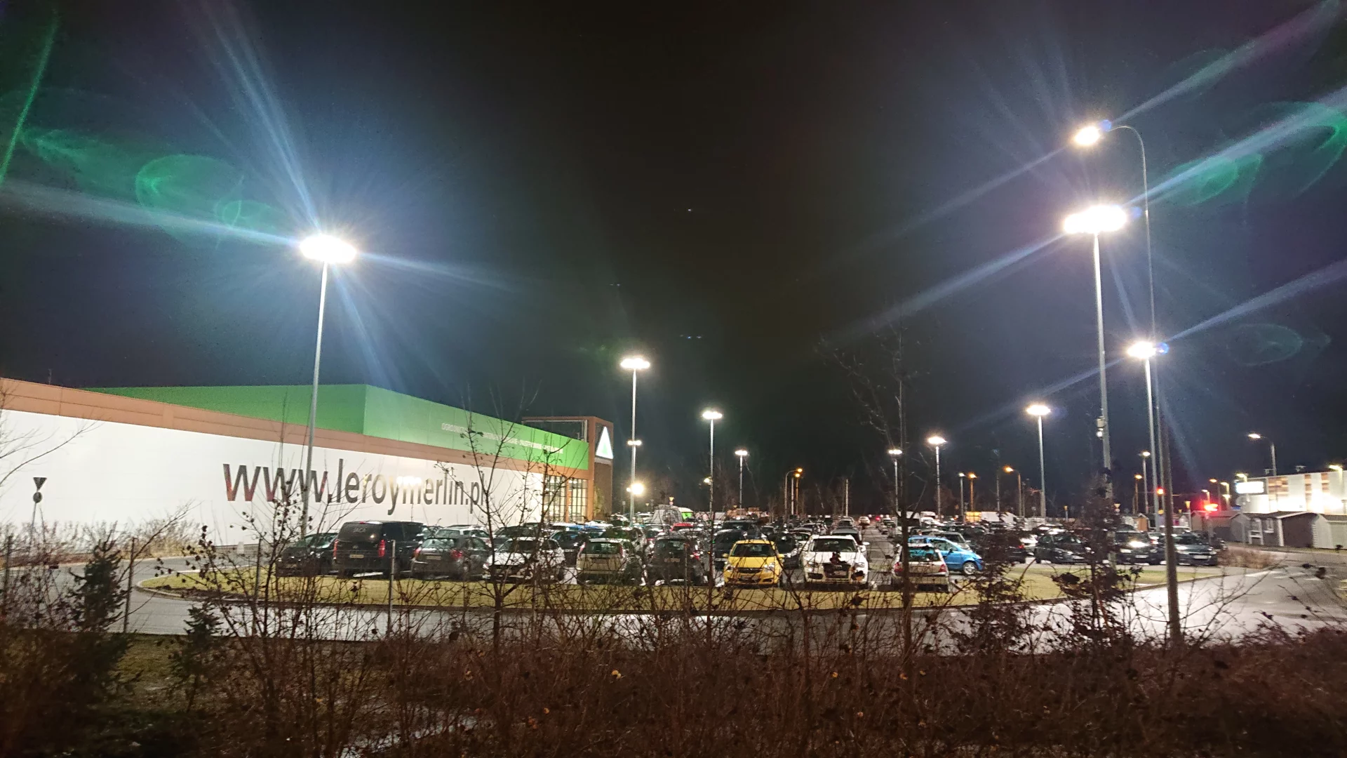 Parking sklepu wypełniony samochodami mieszkańcow LC Corp