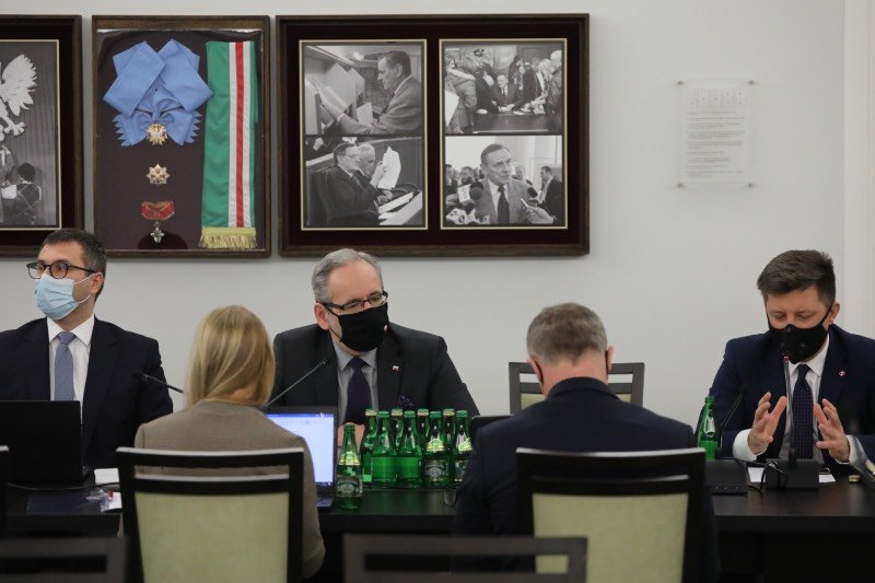 Kuczmierowski (pierwszy od lewej) na posiedzeniu Senackiej Komisji Zdrowia.