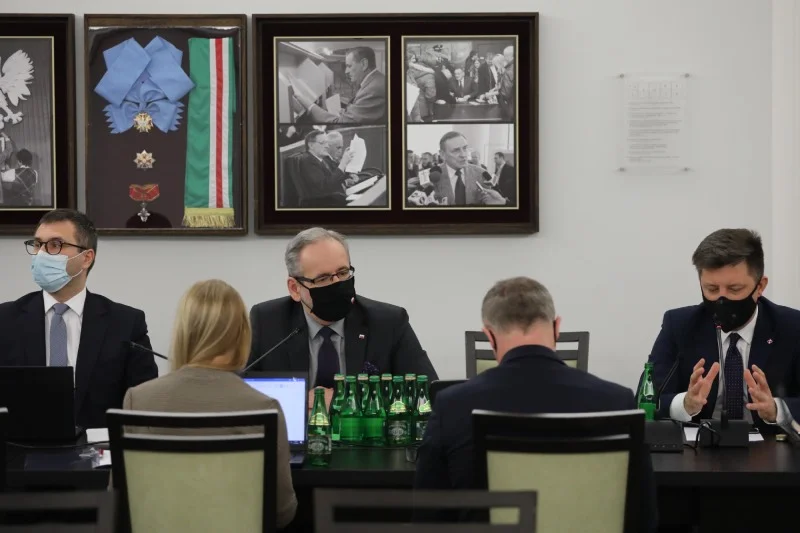 Kuczmierowski (pierwszy od lewej) na posiedzeniu Senackiej Komisji Zdrowia.
