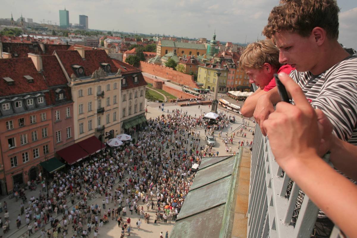 Warszawa, tłum ludzi na spacerze po otwarciu Traktu Królewskiego