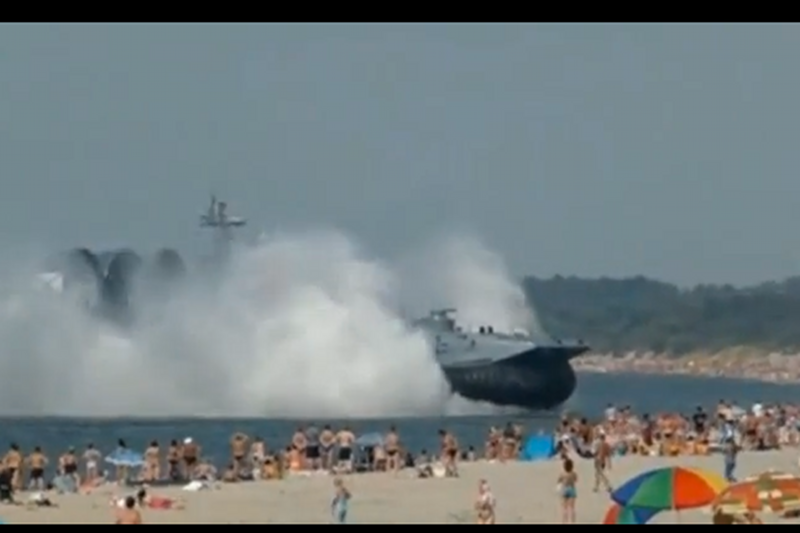 Poduszkowiec potrafi przeweiźć kilka czołgów i do 400 żołnierzy