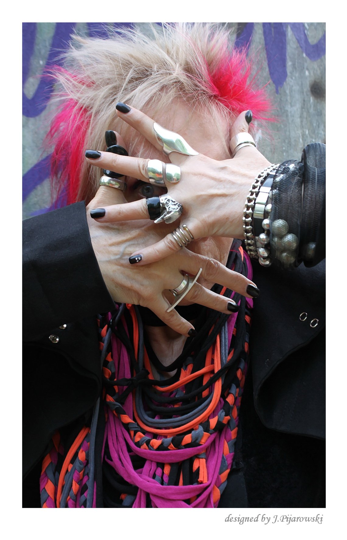 Naprawdę, wolałabym tego nie widzieć, Nie słyszeć. Odciąć się definitywnie. Cholera, te moje związki z krajem rodzinnym, te uczucia patriotyczne, nie pozwalają... I teraz - wstyd.