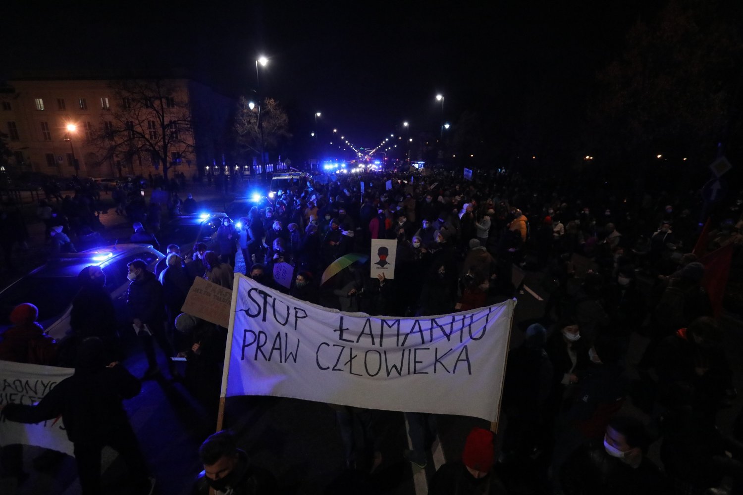 Za Strajkiem Kobiet w Warszawie podążają tysiące funkcjonariuszy. Za Strajkiem Kobiet w Warszawie podążają tysiące funkcjonariuszy.