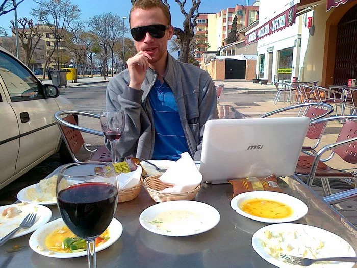 Nawet w hiszpańskiej restauracji, przy obiedzie, trzeba popracować.