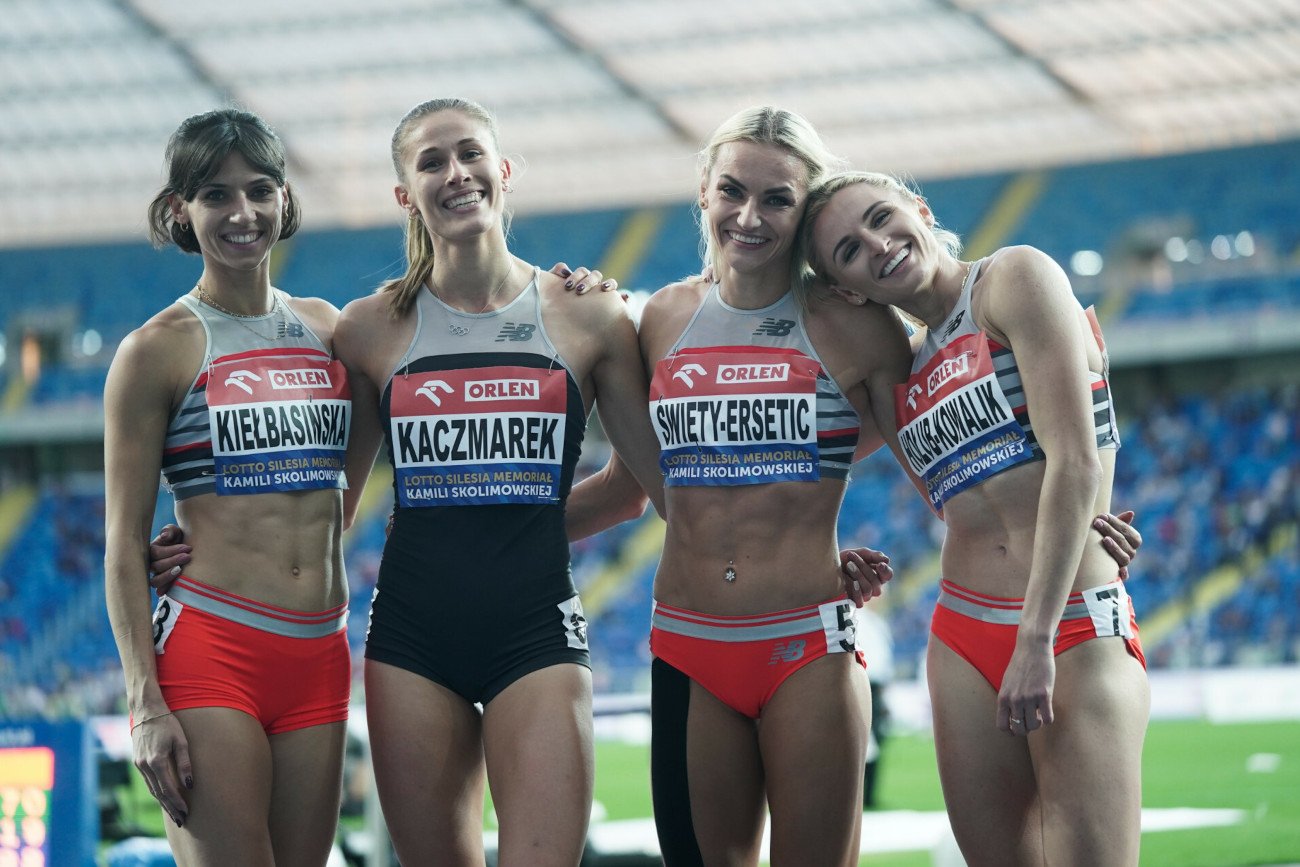 Natalia Kaczmarek (druga z lewej) razem z koleżankami ze sztafety, która przyniosła kibicom wiele radości.