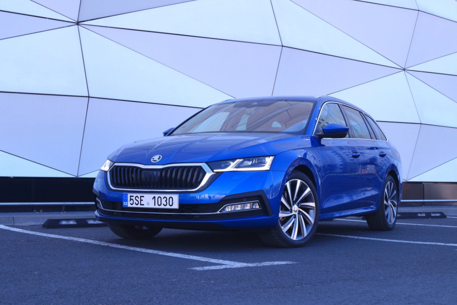 Nowa Skoda Octavia to auto po solidnym liftingu. Nadąża za trendami, a do tego jest bardzo oszczędne.