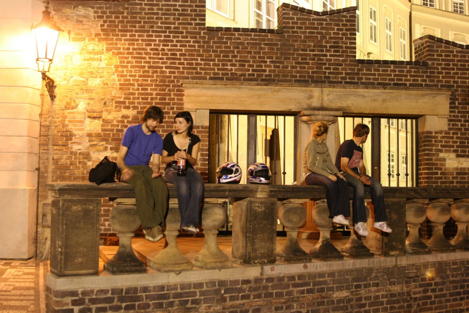 Praska noc, idealna na głębokie rozmowy przy – jak to mawiał Bohumil Hrabal – „napoju sakralnym”.