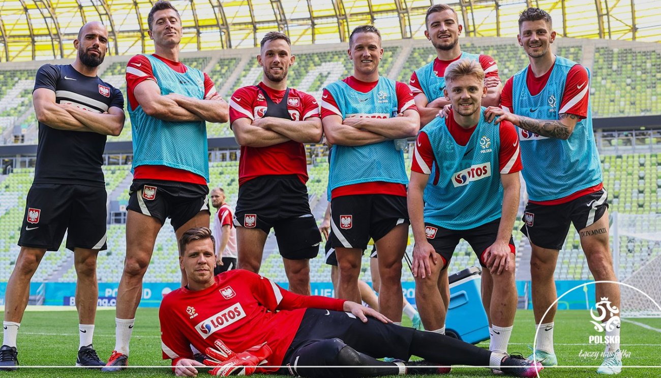 Polacy trenują na razie w Gdańsku i są w świetnych humorach, w Sankt Petersburgu muszą poszukać murawy