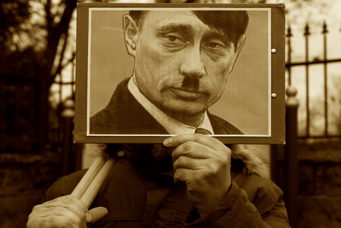 Protest przed rosyjskim konsulatem w Poznaniu po rozpętaniu wojny w Ukrainie przez Putina.