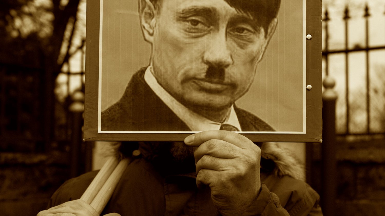 Protest przed rosyjskim konsulatem w Poznaniu po rozpętaniu wojny w Ukrainie przez Putina.