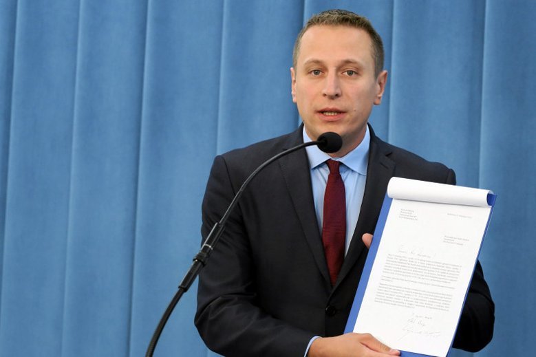 Krzysztof Brejza złożył skargę na TVP. Chce wiedzieć między innymi, ile zarabia w TVP Iwona Klimek, partnerka Jacka Kurskiego.