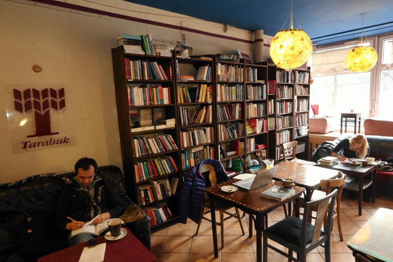Tarabuk to miejsce, w którym można napić się kawy i przeczytać książkę.