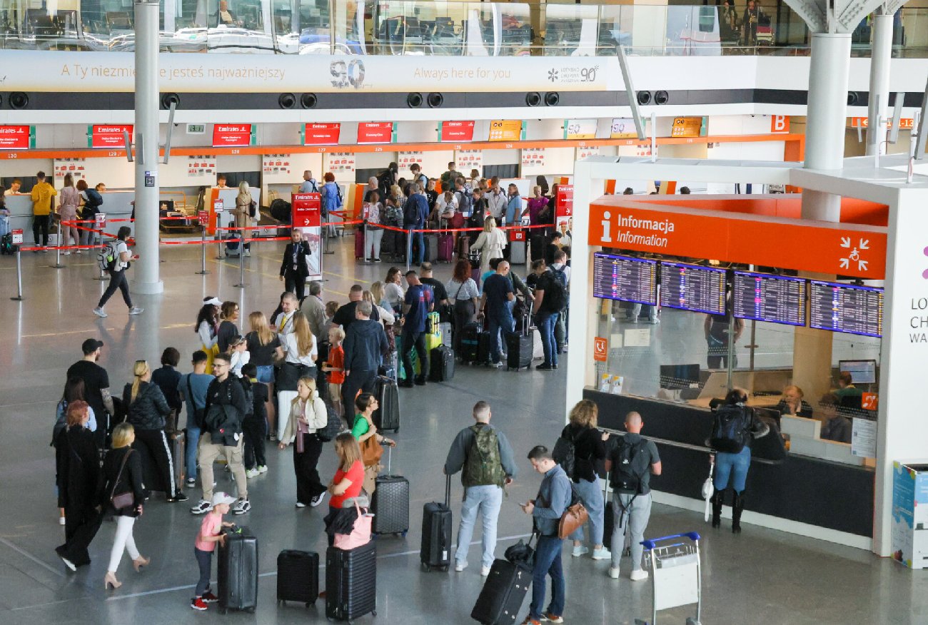 Koszmar na lotnisku Chopina. "Przy bramce panował chaos. Dzieci płakały".