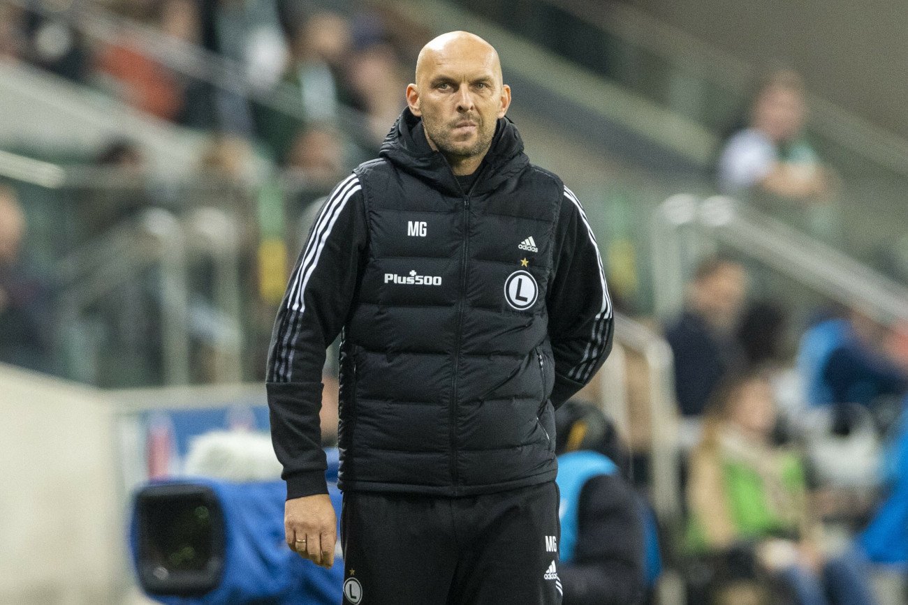 Marek Gołębiewski jest trenerem Legii Warszawa od dwóch tygodni. Trzeba przyznać, że ma za sobą burzliwe dni.