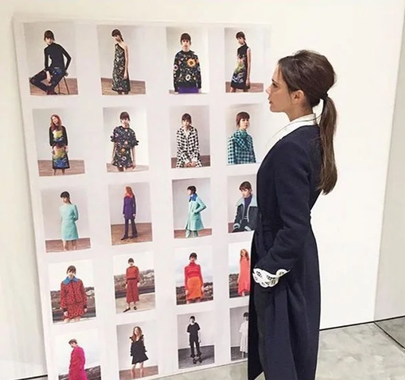 Niegdysiejsza królowa WAGs, Victoria Beckham, patrzy na looki ze swojej kolekcji na sezon AW16