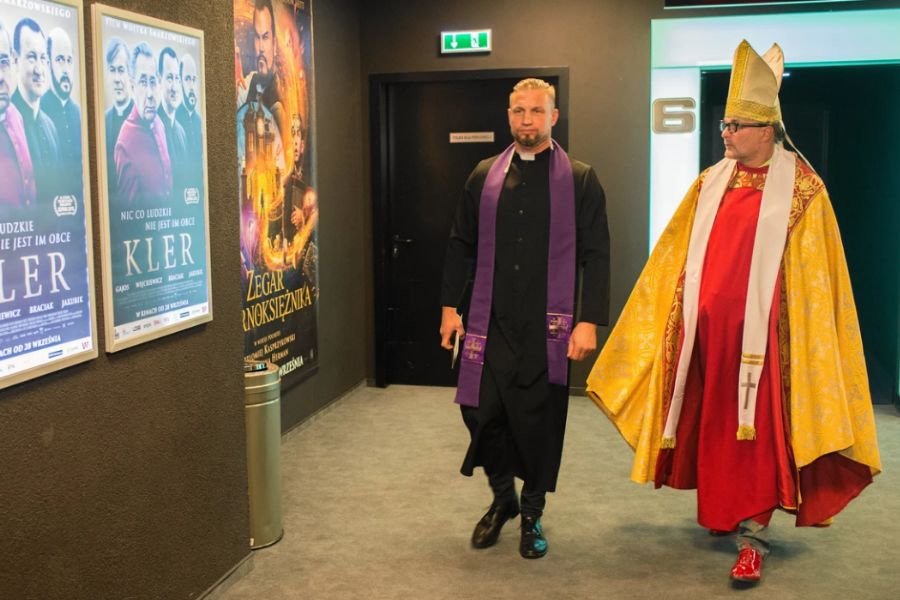 Film "Kler" podzielił Polaków. Jedni widzą w nim odważny głos o grzechach księży, inni uważają za bezpardonowy atak na Kościół katolicki w Polsce.