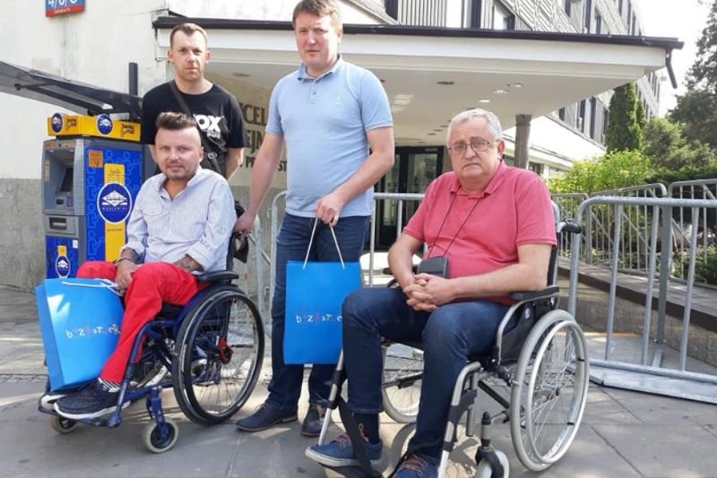 Do Sejmu nie wpuszczono dziennikarza i społecznika Bartłomieja Skrzyńskiego, który chciał wesprzeć protestujących wewnątrz niepełnosprawnych i ich rodziców.