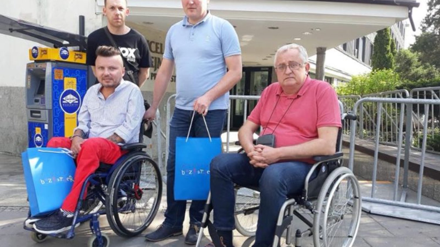Do Sejmu nie wpuszczono dziennikarza i społecznika Bartłomieja Skrzyńskiego, który chciał wesprzeć protestujących wewnątrz niepełnosprawnych i ich rodziców.