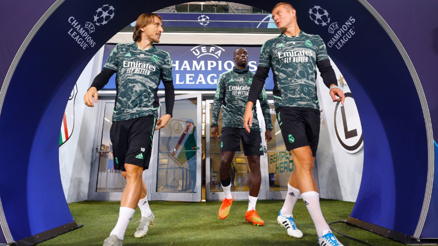 Luka Modrić i Toni Kroos, czyli dwóch doświadczonych pomocników, odpowiedzialnych za środek pola Realu.