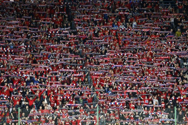 Kibice Wisły Kraków. Kibic Wisły Kraków stracił palec po meczu z Piastem Gliwice.