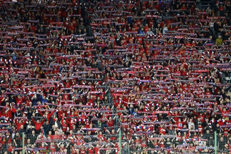 Kibic Wisły Kraków stracił palec po meczu z Piastem Gliwice.