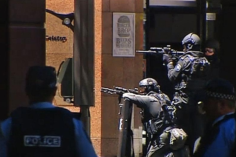 W chwili ataku w kawiarni było 30 gości i 10 pracowników.