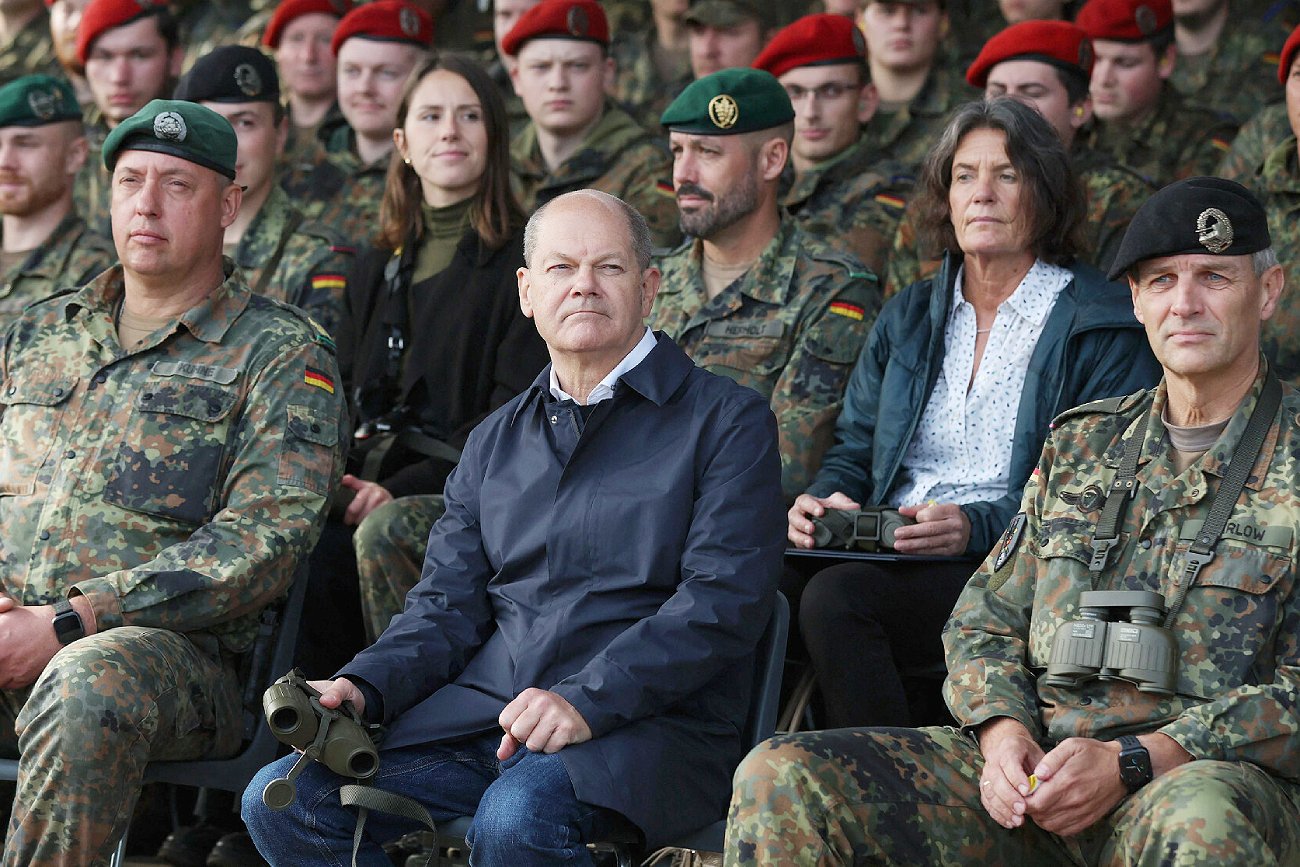 Polska przyjmuje propozycję pomocy militarnej z Niemiec. Na zdjęciu kanclerz RFN Olaf Scholz i żołnierze Bundeswehry.
