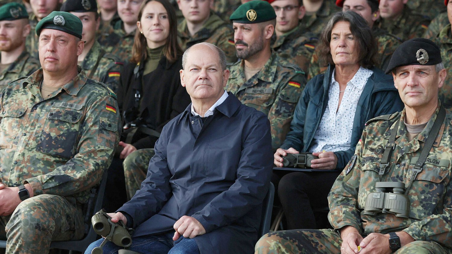 Polska przyjmuje propozycję pomocy militarnej z Niemiec. Polska przyjmuje propozycję pomocy militarnej z Niemiec. Na zdjęciu kanclerz RFN Olaf Scholz i żołnierze Bundeswehry.