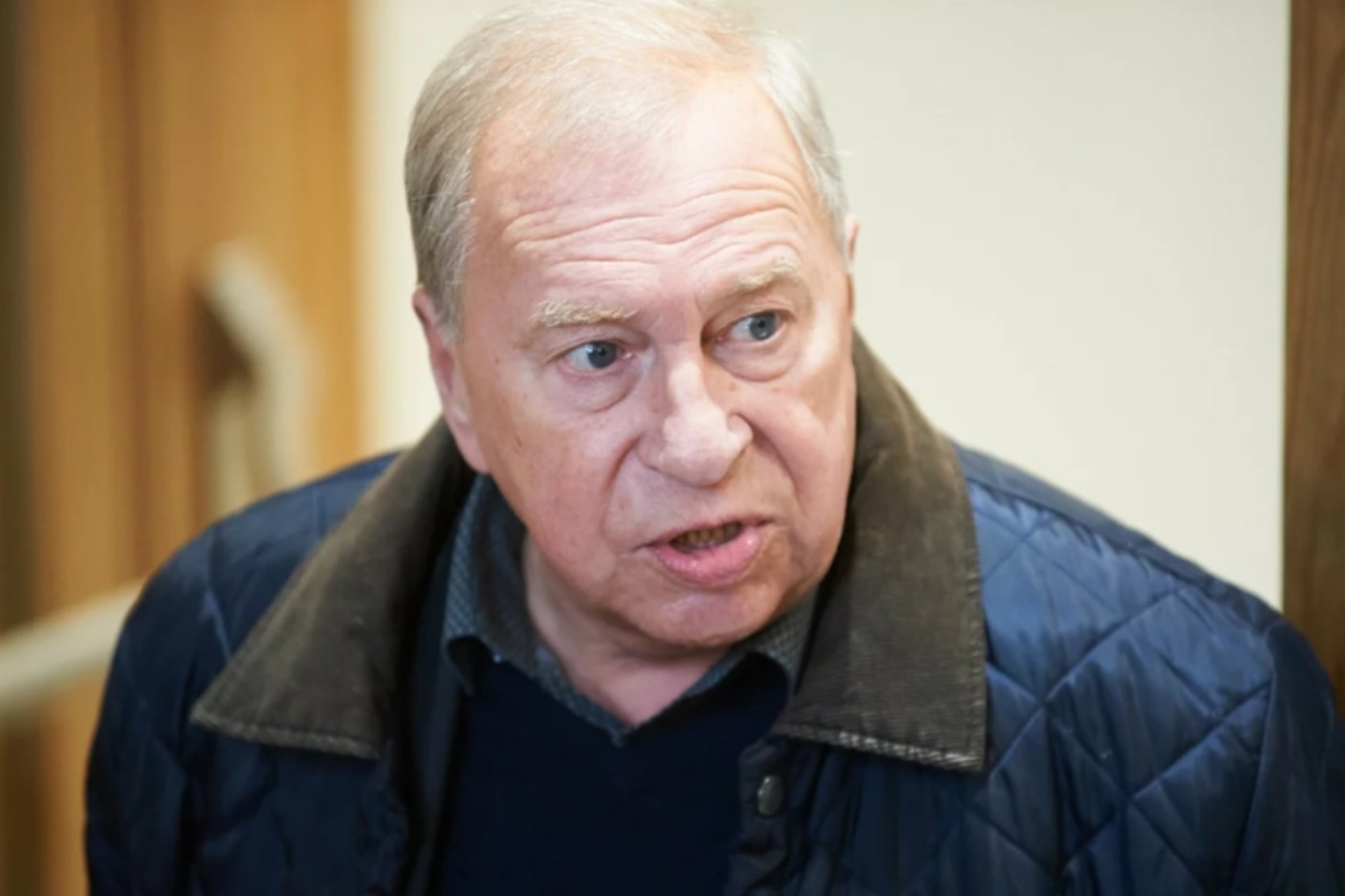 Aktor Jerzy Stuhr stanie przed sądem w marcu.