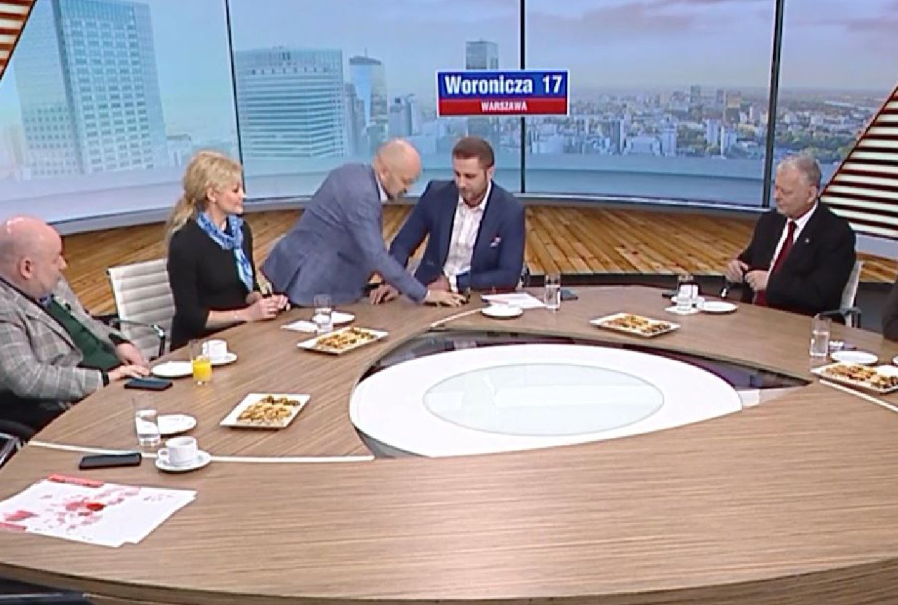 Awantura w TVP Info. Bury tłumaczy, o co chodziło z ogórkiem.