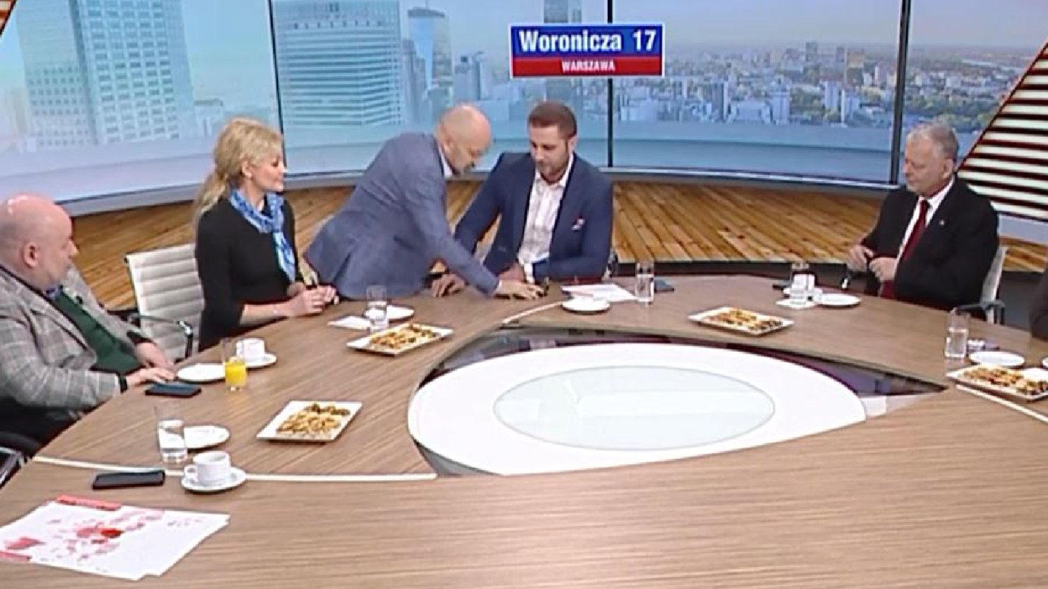 Awantura w TVP Info. Bury tłumaczy, o co chodziło z ogórkiem.